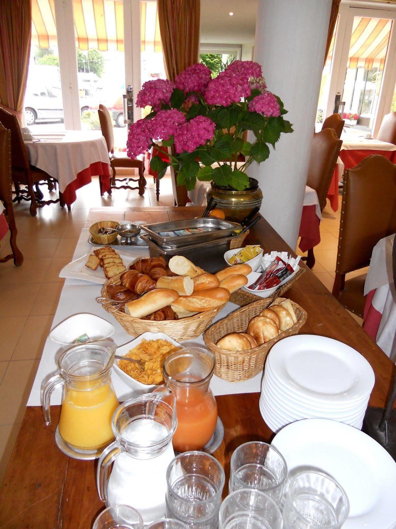 Hotel De Bretagne Dol Centre Ville - Hotel Et Restaurant ドル・デ・ブルターニュ エクステリア 写真